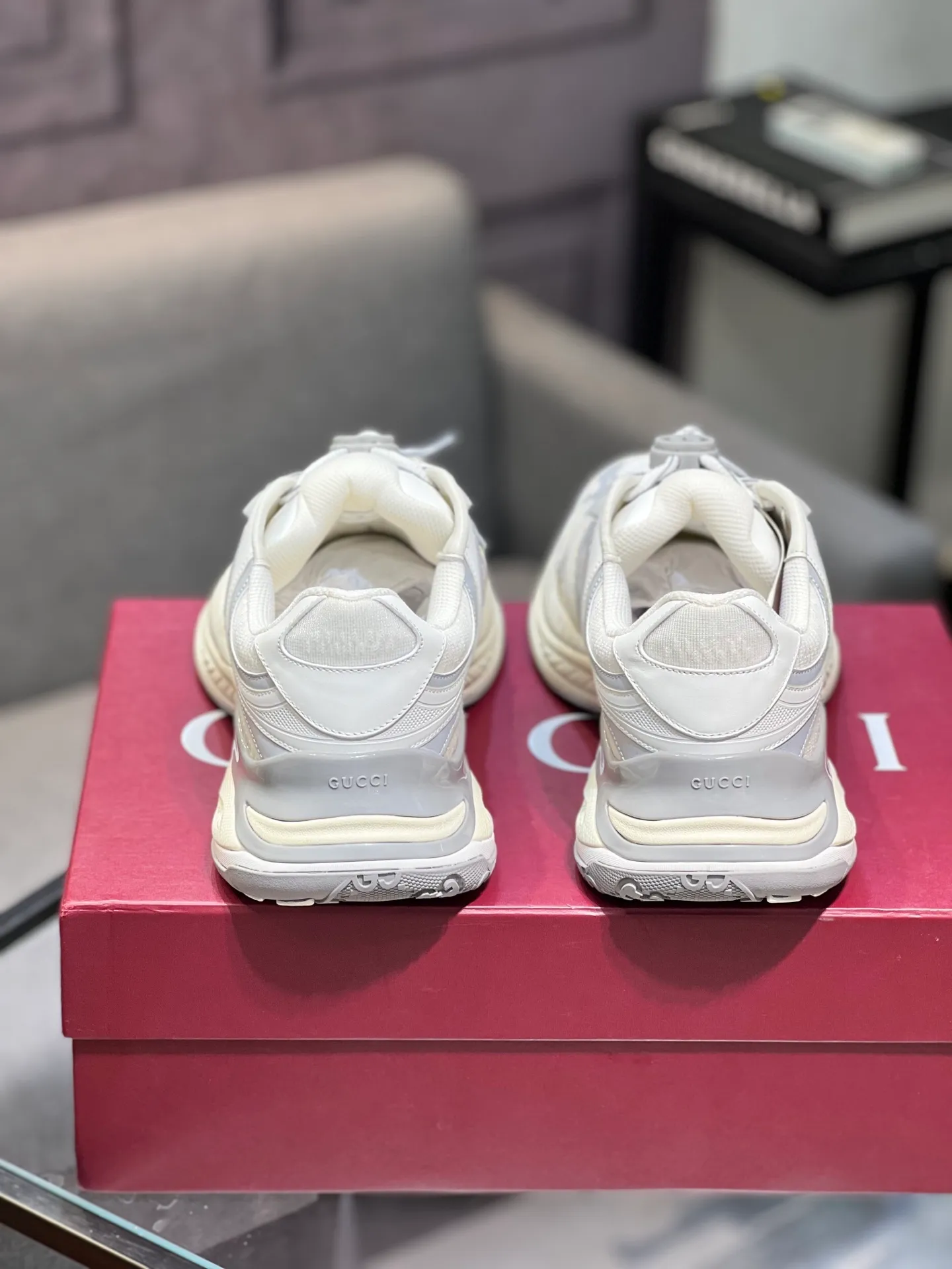 Men's Men's Shoes 💰900 Gucci Gucci 2.0 Sports Shoes Couple's Style Retro Casual Shoes Running Shoes Original Purchase, Development, Production Gucci 2.0 Sports Shoes reinterpret the brand's iconic striped webbing elements. This sneaker reinterprets the iconic details, using thick EVA soles with a smart silhouette, bringing a stable and comfortable wearing experience. Exquisite packaging at the delivery counter. Fabric: original imported cowhide + technical fabrics. Lining: original imported breathable mesh. Sole: original molded ultra-light foam rubber. Bottom thickness: 4CM. Size: 35-40 for women / 39-45 for men.